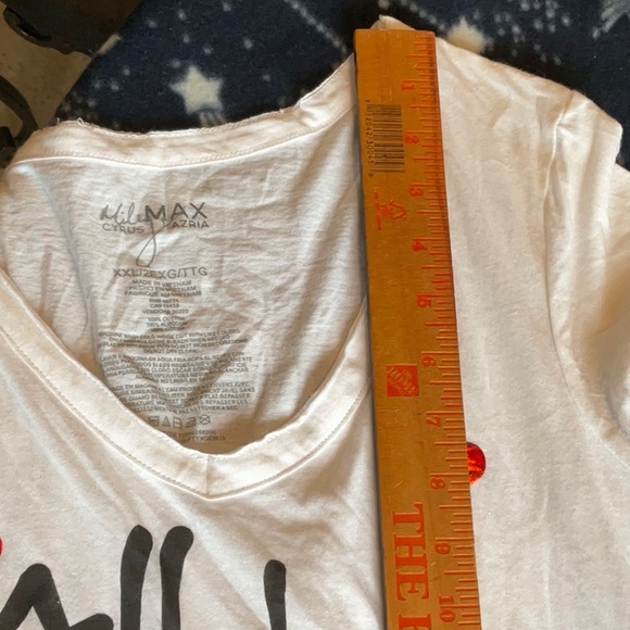Miley Cyrus Max Azria White Graphic Christmas Tee Size XXL, NWT - Picture 9 of 12